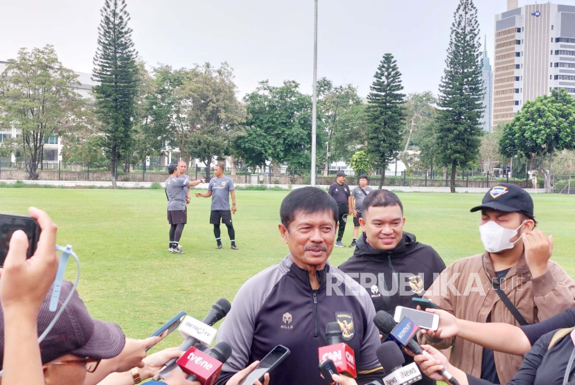 Pelatih timnas Indonesia U-20 Indra Sjafri setelah memimpin latihan di Lapangan A Gelora Bung Karno, Jakarta, Kamis (4/1/2024). 