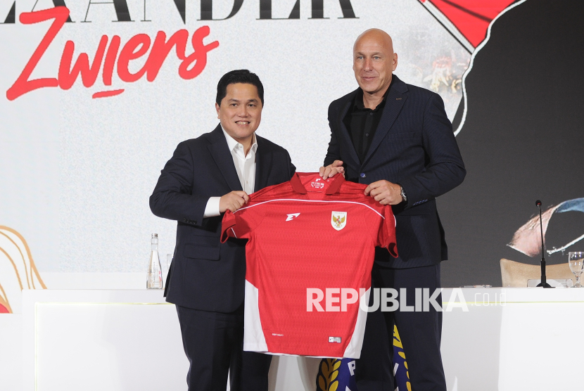 Ketua Umum PSSI Erick Thohir bersama Direktur Teknik PSSI Alexander Zwiers menunjukan Jersey timnas Indonesia pada pengenalan Direktur Teknik baru PSSI di Jakarta, Senin (25/8/2025). PSSI secara resmi mengumumkan Alexander Zwiers sebagai Direktur Teknik (Dirtek) baru, menggantikan posisi yang sempat kosong setelah berhentinya Indra Sjafri. Zwiers sebelumnya menjabat Direktur  Teknik Asosiasi Sepakbola Yordania (2019–2025). Dengan rekam jejak internasional serta filosofi kolaboratif, Zwiers diharapkan memperkuat fondasi pembinaan dan membawa sepak bola Indonesia ke arah lebih berkelanjutan.