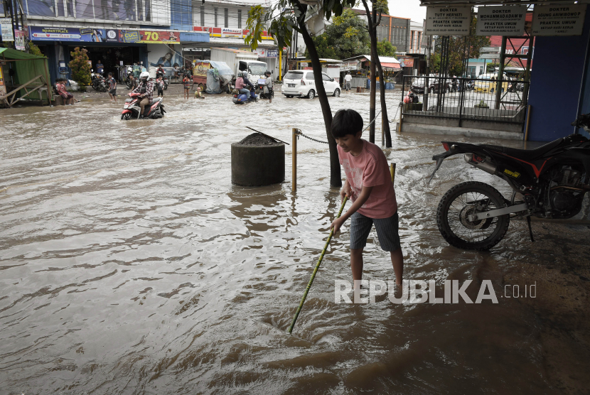 Genangan banjir di Jalan Raya Dayeuh Kolot, Kecamatan Dayeuhkolot, Kabupaten Bandung, Ahad (28/11). Intensitas curah hujan yang tinggi pada Sabtu (27/11) sore hingga malam menyebabkan meluapnya Sungai Citarum. Saat ini banjir merendam pemukiman dan jalan setinggi 30 sentimeter hingga 50 sentimeter.