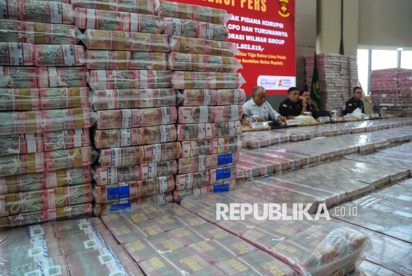 Tumpukan uang sitaan dari kasus tindak pidana korupsi dalam pemberian fasilitas CPO dan turunannya dari para terdakwa korporasi wilmar group diperlihatkan saat konferensi pers di Gedung Bundar Kejaksaan Agung, Jakarta, Selasa (17/6/2025). Kejagung menyita Rp11,8 triliun lebih yang merupakan penyerahan dari lima terdakwa korporasi dalam Wilmar Group terkait kasus korupsi ekspor CPO. Sebanyak Rp 2 triliun uang tunai tersebut ditampilkan sebagai perwakilan dari seluruh uang yang disita oleh penyidik.