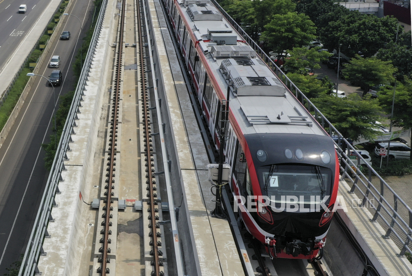 Kereta api ringan (LRT) berada di lintasan LRT Jabodebek Cawang-Cibubur.