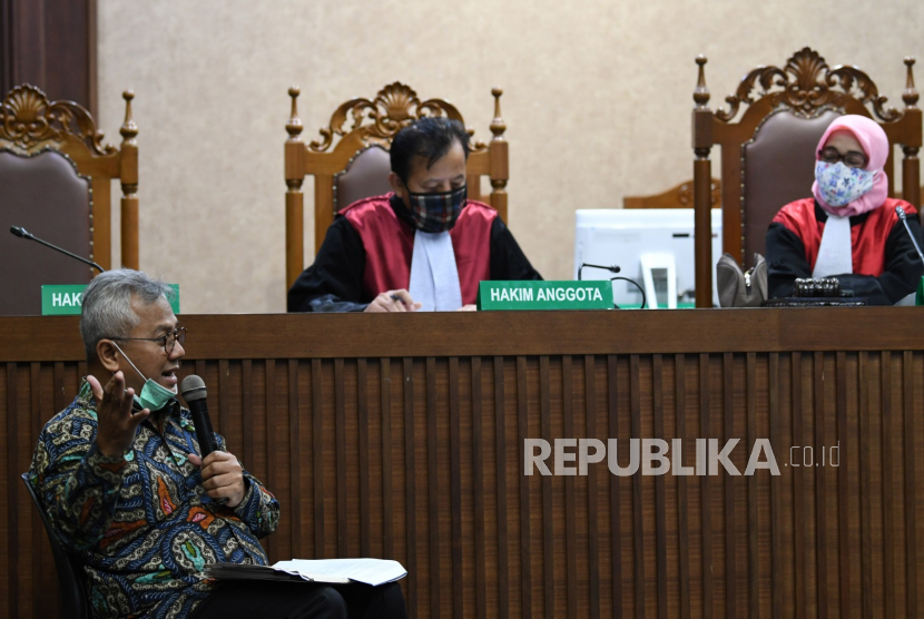 Ketua Komisi Pemilihan Umum (KPU) Arief Budiman (kiri)  mengikuti sidang sebagai saksi di Pengadilan Tipikor, Jakarta, Kamis (4/6/2020). Sidang yang beragendakan mendengarkan keterangan saksi tersebut terkait sejumlah keputusan yang dilakukan secara kolektif kolegial dalam pengangkatan anggota pengganti antar waktu (PAW) Harun Masiku dalam dugaan suap terhadap terdakwa mantan anggota KPU, Wahyu Setiawan