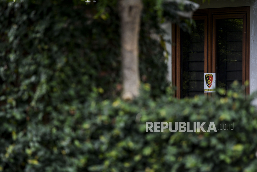 Stiker Bareskrim Polri yang terpasang di jendela rumah dinas mantan Kadiv Propam Irjen Pol Ferdy Sambo di Komplek Polri Duren Tiga, Jakarta, Senin (15/8/2022). Polri membantah kabar adanya bunker di rumah Ferdy Sambo bernilai Rp 900 miliar.