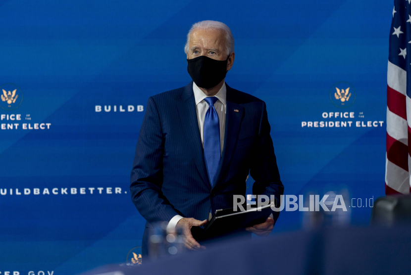 Presiden terpilih Joe Biden meninggalkan konferensi pers setelah memperkenalkan calon dan pengangkatannya untuk posisi kebijakan ekonomi di The Queen theater, Selasa, 1 Desember 2020, di Wilmington, Del.