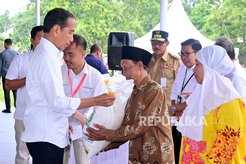Presiden Joko Widodo (Jokowi) saat meninjau penyaluran bantuan pangan cadangan beras pemerintah (CBP) di Lapangan Sepak Bola Klumpit Tingkir, Kota Salatiga, Jawa Tengah, Senin (22/1/2024).