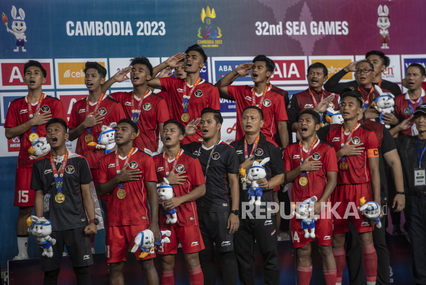 Pesepak bola Timnas Indonesia U-22 menyanyikan lagu Indonesia Raya usai meraih medali emas SEA Games 2023 di National Olympic Stadium, Phnom Penh, Kamboja, Selasa (16/5/2023). Indonesia berhasil meraih medali emas usai mengalahkan Thailand 5-2