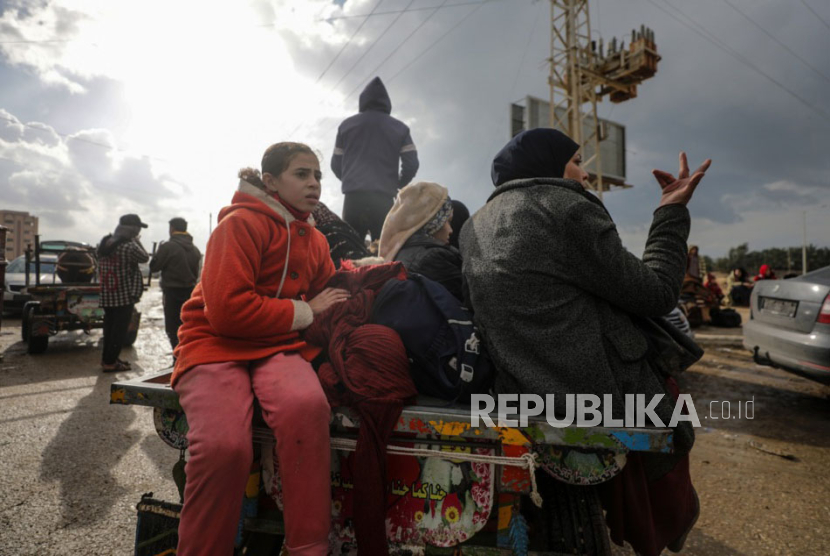 Pengungsi Palestina menuju kamp Rafah dekat perbatasan Mesir, Jalur Gaza selatan, 27 Januari 2024. 