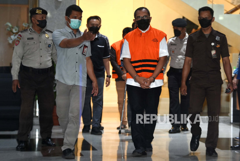 Petugas membawa Wakil Ketua DPRD Jawa Timur, Sahat Tua P Simandjuntak saat dihadirkan dalam konferensi pers penetapan tersangka di Gedung Merah Putih KPK, Jakarta Selatan, Kamis (15/12/2022).