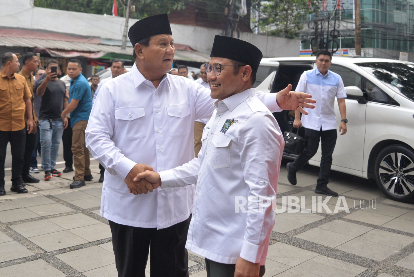 Ketua Umum PKB Muhaimin Iskandar menyambut Presiden terpilih periode 2024-2029 sekaligus Ketua Umum Partai Gerindra Prabowo Subianto sebelum melakukan pertemuan di Kantor DPP PKB, Jakarta, Rabu (24/4/2024). Pertemuan tersebut merupakan bentuk silahturahmi Prabowo usai ditetapkannya oleh KPU sebagai presiden terpilih periode 2024-2029.