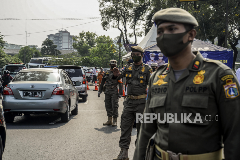 Sejumlah petugas Satpol PP saat menggelar Operasi Yustisi Protokol Covid-19 di Jakarta. Operasi Yustisi itu dilaksanakan untuk menertibkan masyarakat agar lebih disiplin dalam menerapkan protokol kesehatanpencegahan penyebaran Covid-19. Republika/Putra M. Akbar