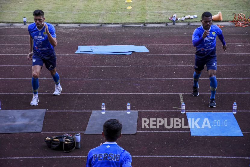 Bek Persib Bandung Fabiano Beltrame (kiri) bersama bek Persib Bandung Ardi Idrus (kanan) menjalani sesi latihan di Stadion Gelora Bandung Lautan Api (GBLA), Kota Bandung.