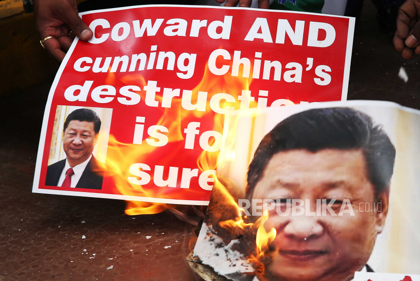 Anggota Kongres Pemuda dan aktivis meneriakkan slogan-slogan ketika mereka melakukan protes terhadap China, membakar poster-poster Presiden Cina Xi Jinping, di Bangalore, India, Selasa (17 /6/2020). India dan China sepakat de-eskalasi konflik sesegera mungkin. Ilustrasi.