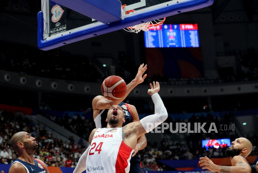 Bintang NBA Dillon Brooks dari Kanada (tengah) beraksi di FIBA World Cup 2023 di Indonesia Arena, Jakarta. 