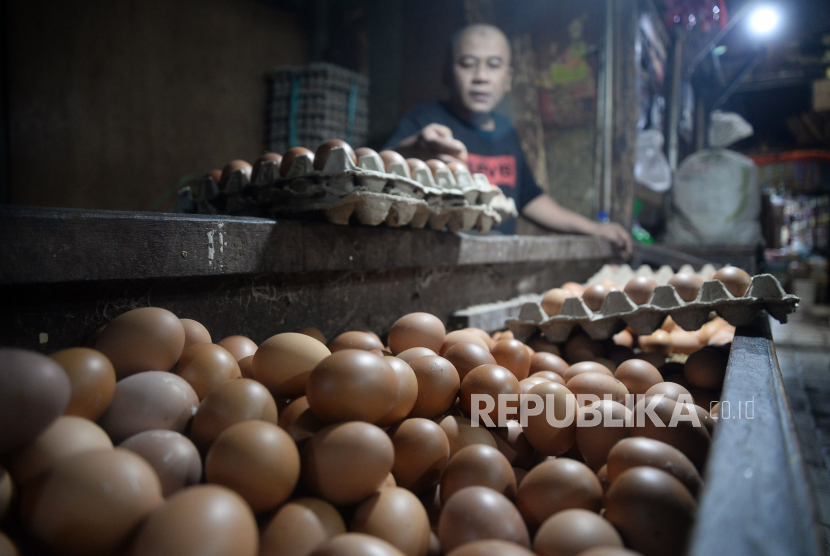 Pedagang menata telur ayam di Pasar Minggu, Jakarta, Selasa (1/3/2022). Badan Pusat Statistik (BPS) menyatakan terjadi deflasi sebesar 0,02 persen sepanjang Februari 2022. Terjadinya deflasi akibat penurunan harga sejumlah komoditas pangan di bulan lalu seperti minyak goreng, telur ayam ras, serta daging ayam ras.Prayogi/Republika.