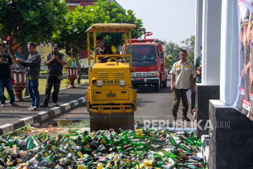 Pemusnahan botol berisi minuman keras (miras) di halaman Bale Kota Tasikmalaya, Jawa Barat, Kamis (16/3/2023). 