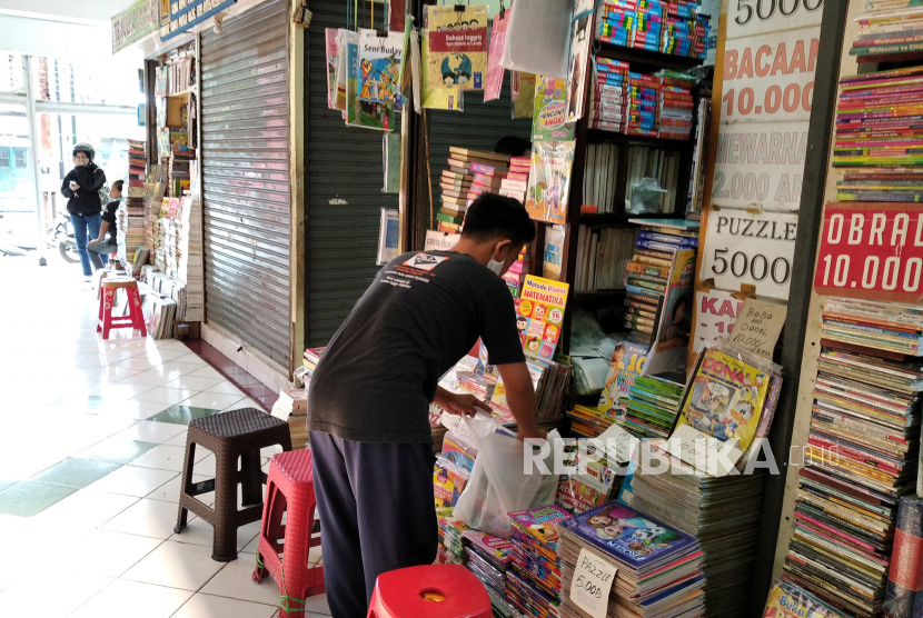 Pedagang menunggu pembeli di Shopping Center Jogja, Yogyakarta. Menurut pedagang, transaksi belakangan ini menurun akibat dampak Covid-19.