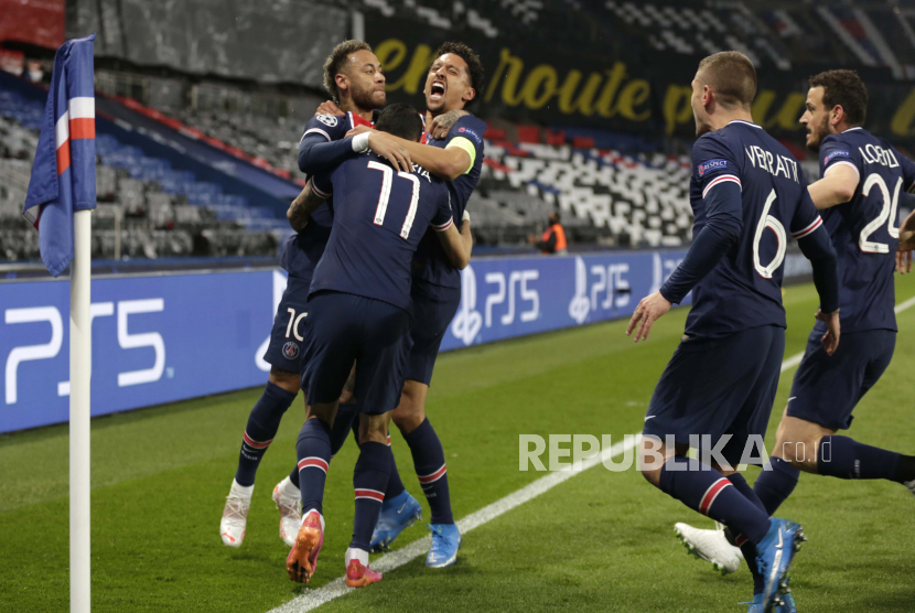 Marquinhos PSG, tengah, merayakan bersama rekan satu tim setelah mencetak gol pertama timnya selama pertandingan sepak bola leg pertama semifinal Liga Champions antara Paris Saint Germain dan Manchester City di stadion Parc des Princes, di Paris, Prancis, Rabu, 28 April 2021. 