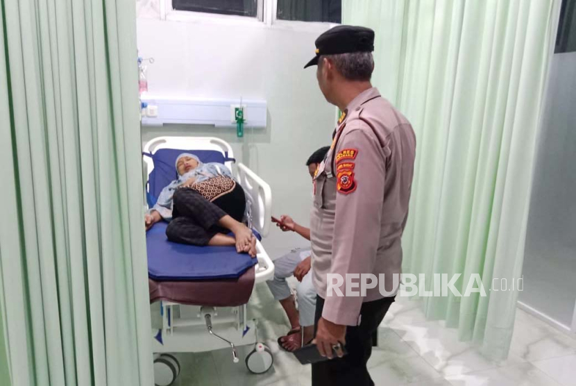 Warga dilarikan karena keracunan (ilustrasi).  Sebanyak 123 orang di Desa Girijaya, Desa Kutamekar, Kecamatan Ciampel, Kabupaten Karawang, Jawa Barat, menjadi korban keracunan gas.
