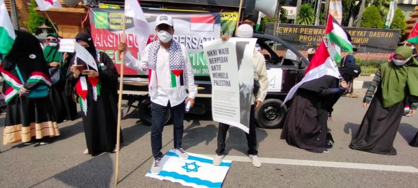 Ratusan Pemuda di Surabaya Kecam Agresi Israel Terhadap Palestina