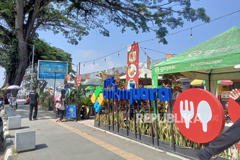 Suasana Titik Juara, sentra kuliner pelaku UMKM di Lapang Merdeka Kota Sukabumi yang dipadati pengunjung setiap akhir pekan, Ahad (25/6/2023).