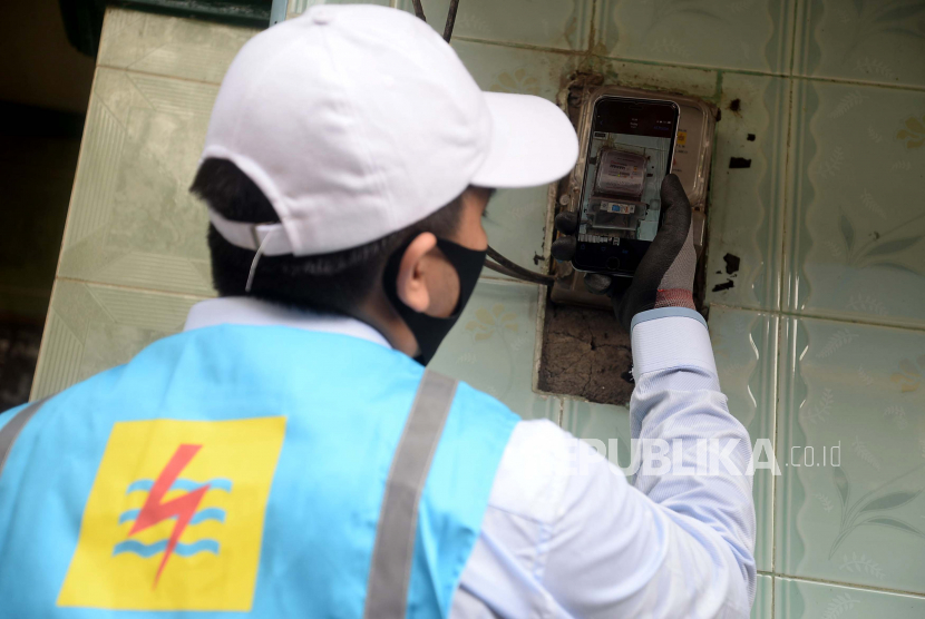 Petugas PLN melakukan pencatatan meter listrik secara langsung ke rumah pelanggan pascabayar  (ilustrasi)