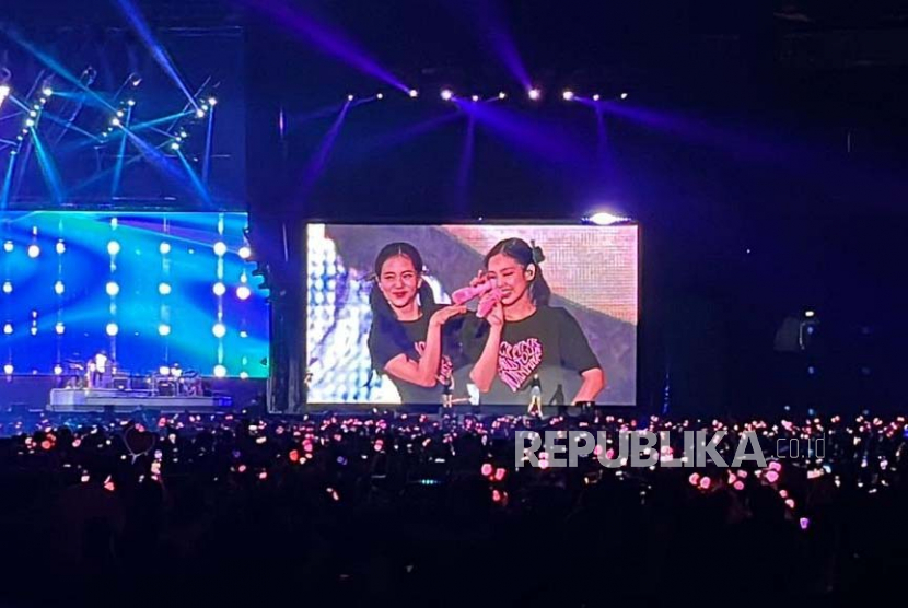 Grup K-pop Blackpink dalam konser hari pertama Blackpink World Tour (Born Pink) Jakarta di Stadion Utama Gelora Bung Karno (SUGBK) Jakarta Pusat, Sabtu (11/3/2023) malam.