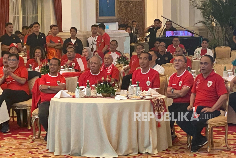 Presiden Jokowi saat nonton bersama atau nobar semifinal Piala Asia U-23 2024 antara Timnas Indonesia vs Uzbekistan bersama para menteri dan relawan, di Istana Kepresidenan Jakarta, Senin (29/4/2024).
