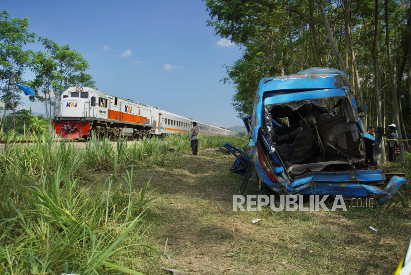 Kondisi mini bus bernomor polisi N 7646 T yang tertabrak kereta api (KA) Probowangi di Kecamatan Klakah, Lumajang, Jawa Timur, Senin (20/11/2023). Kecelakaan yang terjadi di perlintasan kereta tanpa palang pintu tersebut menyebabkan 11 korban meninggal dunia dan empat lainya luka-luka. 