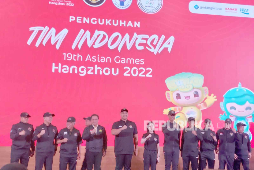 Pengukuhan Tim Indonesia untuk Asian Games 2022 oleh Menteri Pemuda dan Olahraga (Menpora RI) Dito Ariotedjo, Ketua Umum Komite Olimpiade Indonesia (KOI) Raja Sapta Oktohari, serta Chef de Mission (CdM) Indonesia di Asian Games 2022 Hangzhou Basuki Hadimuljono di Jakarta, Selasa (19/9/2023). 