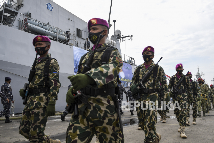 Sejumlah prajurit Korps Marinir TNI AL mengikuti Gelar Pasukan Latihan. Prajurit TNI diwajibkan menjaga netralitas selama Pemilu 2024. (ilustrasi)