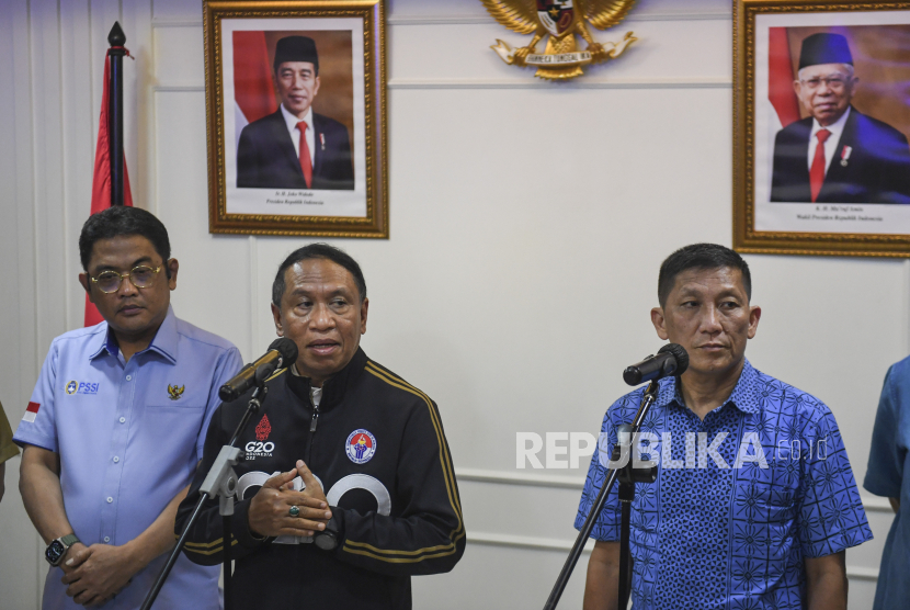 Direktur Utama PT Liga Indonesia Baru (LIB) Ferry Paulus (kanan).
