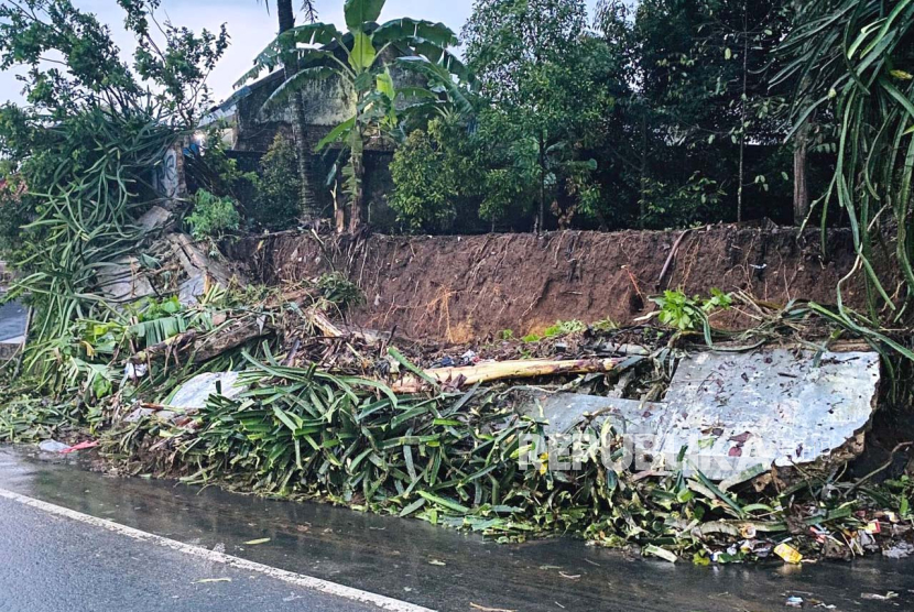 Longsor di sisi Jalan Raya Cihideung atau jalur alternatif Bogor-Sukabumi, Kecamatan Cijeruk, Kabupaten Bogor, Jumat (24/11/2023). Bencana banjir dan longsor mengancam sebagian wilayah di Bogor. 