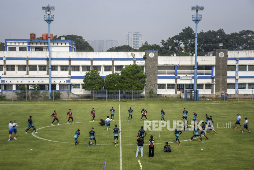 Sejumlah pemain Persib Bandung menjalani sesi latihan belum lama ini.