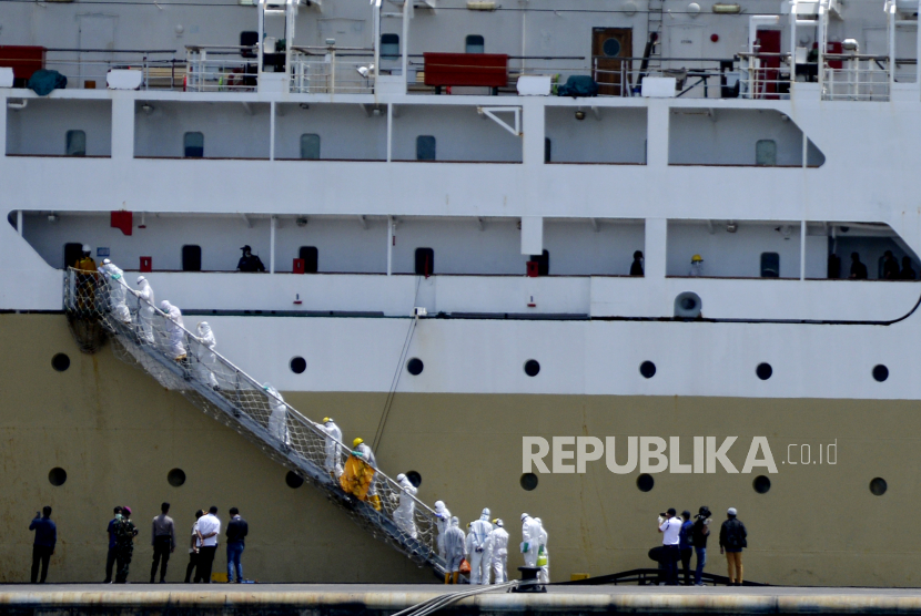 Petugas medis Gugus Tugas Percepatan Penanganan COVID-19 Sulsel menaiki KM Lambelu saat bersandar di Pelabuhan Peti Kemas, Makassar, Sulawesi Selatan, Selasa (14/4/2020). Sebanyak 141 anak buah kapal (ABK) akan menjalani karantina di atas KM Lambelu karena hasil tes swab pada 42 ABK menyatakan 26 ABK positif COVID-19 sementara sebagian ABK lainnya baru akan dites hari ini