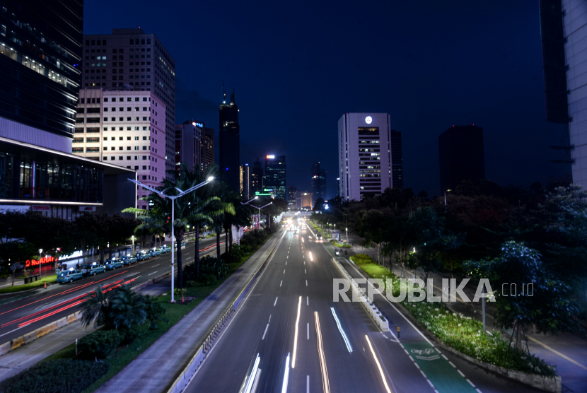 Satuan Lalu Lintas Polres Metro Jakarta Pusat tetap menyiagakan petugas di sejumlah Pos Lalu Lintas (Poslantas) untuk mendukung perayaan Natal 2021 meskipun situasi lalu lintas lengang. (Foto: Ilustrasi suasana jalan di Jakarta Pusat)