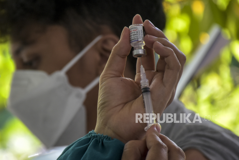 Vaksinator menyiapkan vaksin Covid-19 booster kedua atau dosis keempat untuk disuntikkan ke warga.