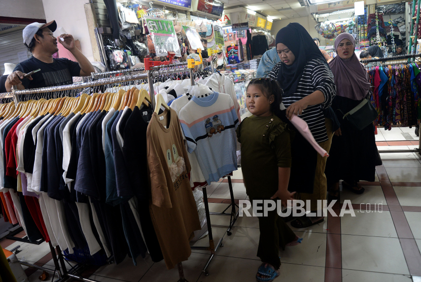 Suasana pasar tanah abang Blok A, Jakarta, Kamis (28/9/2023). Pasca larangan Tiktok Shop, Menteri Perdagangan Zulkifli Hasan mengecek langsung pasar Tanah Abang sekaligus mendengarkan keluh kesah para pedagang seputar sepinya pembeli di pasar tersebut imbas gempuran e-commerce maupun social commerce salah satunya TikTok Shop. 