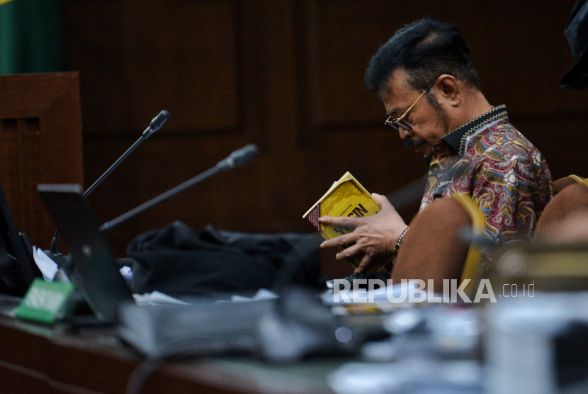 Terdakwa kasus pemerasan dan gratifikasi Syahrul Yasin Limpo. Saksi sebut Syahrul pernah minta pejabat Kementan mundur jika tak penuhi permintaan.