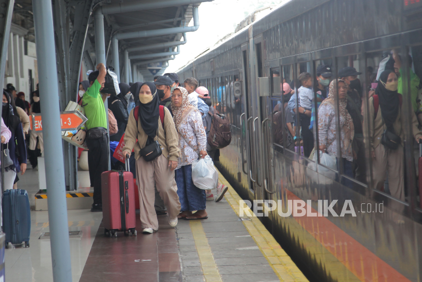 Sejumlah penumpang KA Fajar Utama tiba di Stasiun Pasar Senen, Jakarta. Pergerakan masyarakat selama Hari Raya Idul Fitri 2024/1445 Hijriah diprediksi sebanyak 193,6 juta orang