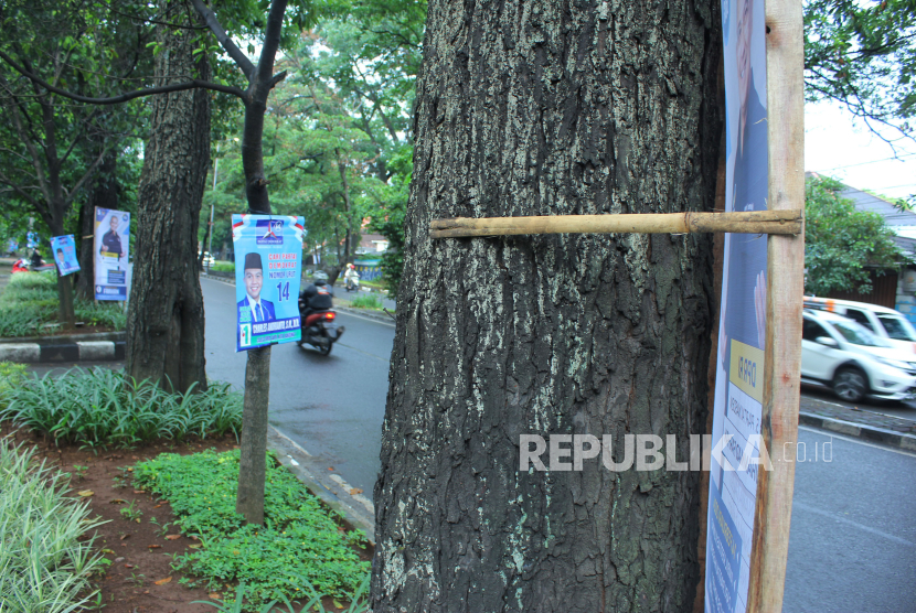 Poster dan baliho para caleg dipasang di pohon, Jalan Supratman, Kota Bandung, Jawa Barat.