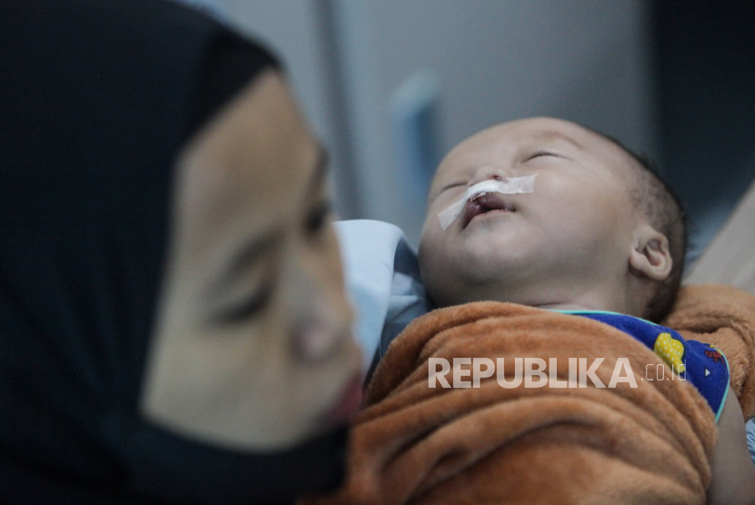 Seorang anak tidur usai menjalani operasi bibir sumbing di Rumah Sakit Umum Daerah (RSUD) Tamansari, Jakarta, Sabtu (27/4/2024). RSUD Tamansari menyelenggarakan operasi bibir sumbing gratis untuk 14 pasien agar proses berbicara berjalan lancar, suara tidak sengau dan proses makan tidak terganggu. Dari 14 pasien yang dioperasi merupakan 12 anak-anak dan dua orang dewasa yang berasal dari Jabotabek, Banten dan Bandung. Berdasarkan data Kementerian Kesehatan penderita kasus bibir sumbing dan celah langit-langit di Indonesia mencapai 7.500 kasus per tahun.