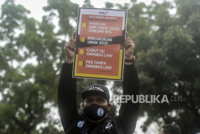 Sejumlah buruh saat melaksanakan aksi di depan Balai Kota DKI Jakarta, Selasa (26/10). Pada aksi tersebut massa buruh menuntut kenaikan UMP 2022 sebesar 10 persen, berlakukan UMSK 2021 dan mencabut UU Omnibus Law. Republika/Putra M. Akbar