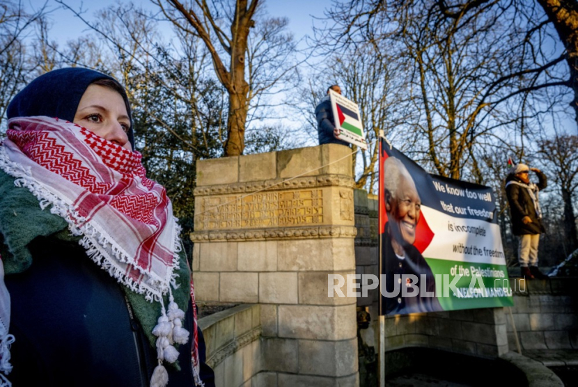 Simpatisan Palestina berkumpul selama demonstrasi, bersamaan dengan sidang di Mahkamah Internasional (ICJ) mengenai pengaduan genosida oleh Afrika Selatan terhadap Israel, di Den Haag, Belanda, Kamis (11/1/2024).