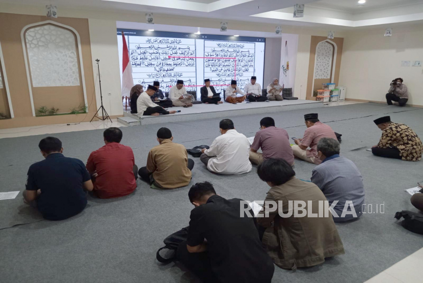 Baznas RI menggelar Khataman Al-Qur`an bersama puluhan wartawan dalam rangka memperingati Nuzulul Qur’an Ramadhan 1444 H. Khataman Al-Qur`an digelar di Aula Achmad Subianto Lantai 5 Gedung Baznas RI, Jakarta, pada Jumat (14/4/2023). 