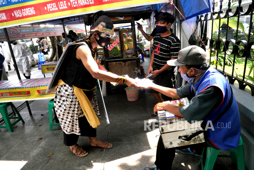 Tokoh punakawan membagikan masker saat kampanye penggunaan masker oleh Polda DIY di kawasan Malioboro Yogyakarta, Kamis (10/9). Selain kampanye penggunaan masker juga pembagian masker gratis. Hal ini salah satu upaya pengendalian Covid-19 yang akhir-akhir ini kurvanya meningkat.