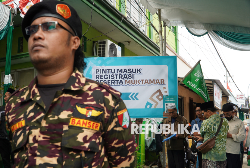 Peserta Muktamar ke-35 Nahdlatul Ulama (NU) antre melakukan registrasi di Madrasah Aliyah Bahrul Ulum Tambakberas, Jombang, Jawa Timur, Rabu (26/8/2026). Pengurus Besar Nahdlatul Ulama (PBNU) memanfaatkan teknologi informasi untuk mengawal pelaksanaan Muktamar ke-35 NU dengan memasang lebih dari 100 kamera pengawas atau CCTV di area kegiatan. 