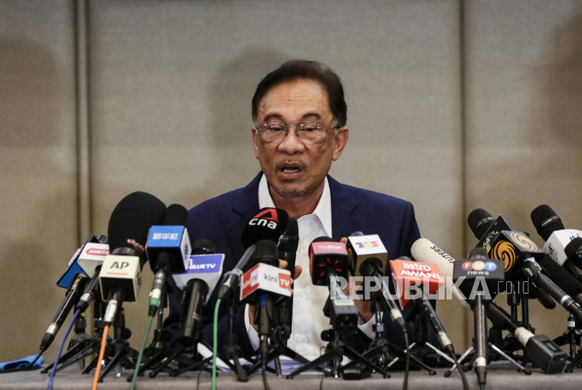 Pemimpin oposisi Malaysia Anwar Ibrahim menggelar konferensi pers di Kuala Lumpur, Malaysia, Rabu (23/9). Dalam  konferensi pers tersebut pemimpin oposisi Anwar Ibrahim mengaku memiliki dukungan mayoritas yang 