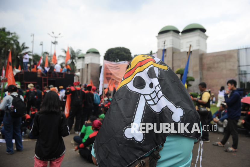 Sejumlah buruh saat melakukan aksi unjuk rasa di depan Kompleks Parlemen, Jakarta, Kamis (28/8/2205). Para buruh kembali turun ke jalan dengan membawa beberapa tuntutan diantaranya menuntut kenaikan UMP tahun 2026 sebesar 8,5–10,5% serta minta hapus sistem Outsourcing.