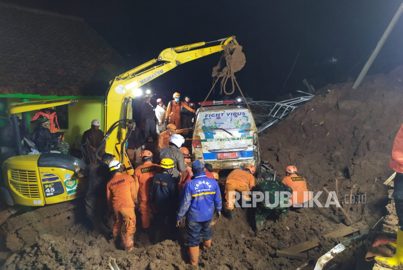  Foto selebaran yang disediakan oleh Badan Pencarian dan Penyelamatan Nasional Indonesia (BASARNAS) menunjukkan operasi pencarian dan penyelamatan setelah longsor di Sumedang, Jawa Barat, Indonesia, 10 Januari 2021. Menurut laporan setempat, setidaknya 11 orang tewas, termasuk seorang bocah berusia enam tahun, dan beberapa masih hilang setelah tanah longsor yang dipicu oleh hujan lebat melanda kota itu.