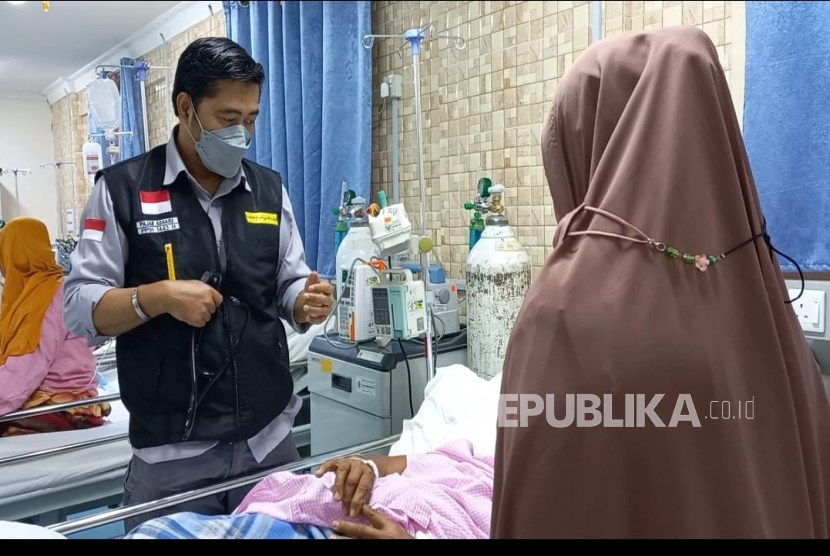 Dokter Fadjar Spesialis Jantung dan pembuluh memeriksa detak jantung jamaah haji di Kantor Kesehatan Haji Indonesia (KKHI) Madinah. KKHI Makkah Terima 83 Usul Tanazul dan Evakuasi Jamaah Haji Sakit